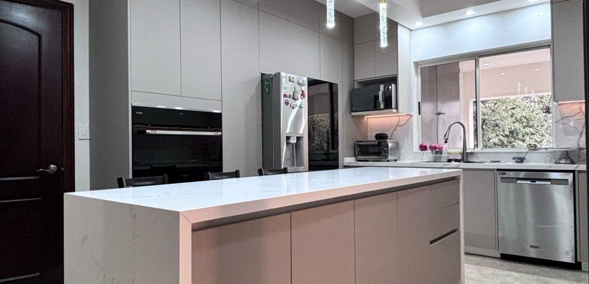 cocina de lujo con isla central diseñada a medida en Monterrey